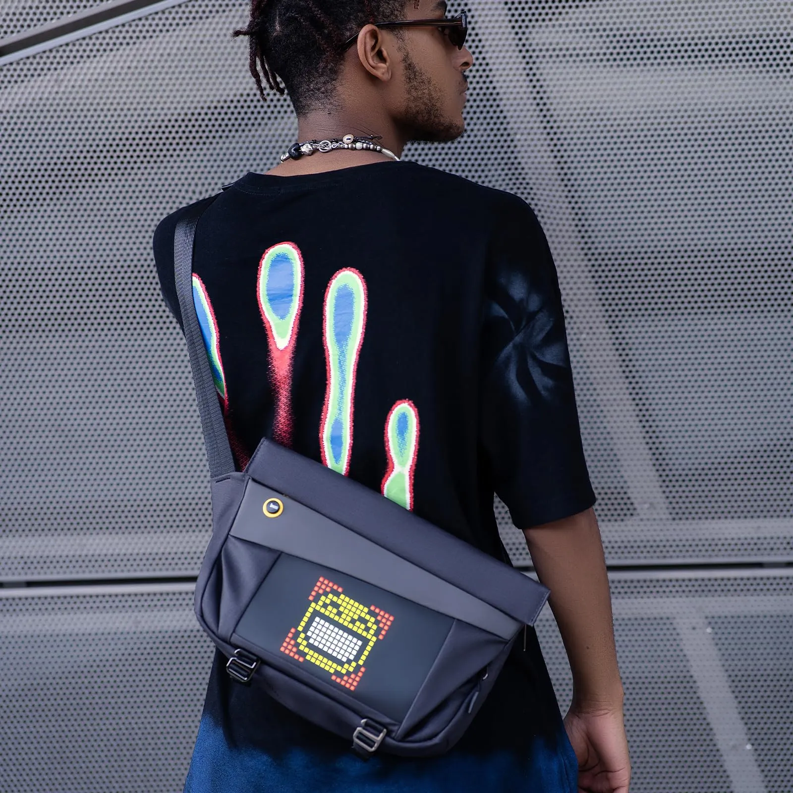Divoom Sling Bag-V con Control por App, Mochila Bandolera LED para Hombre, Arte Pixel DIY, Impermeable, para Fiesta, Festival