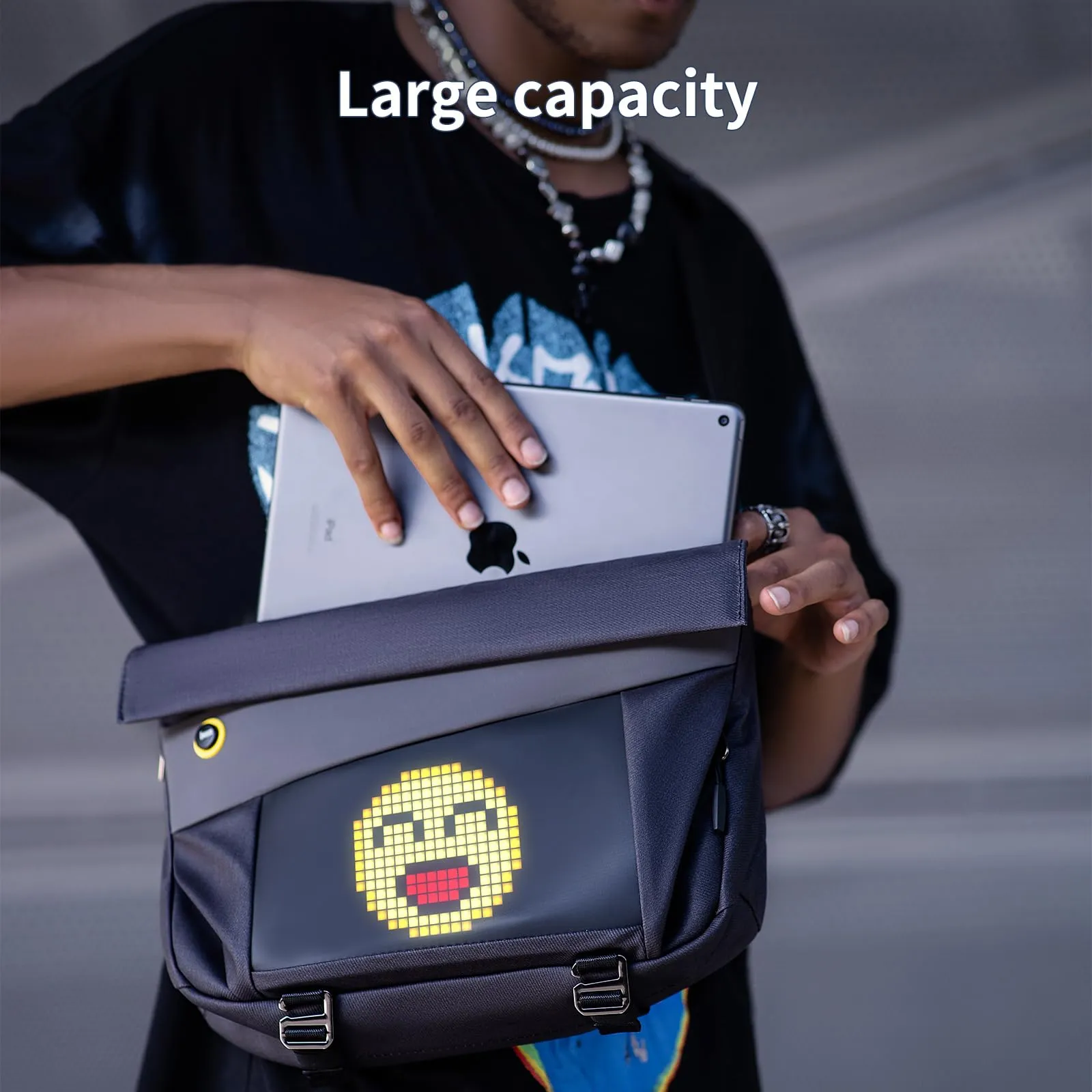 Divoom Sling Bag-V con Control por App, Mochila Bandolera LED para Hombre, Arte Pixel DIY, Impermeable, para Fiesta, Festival